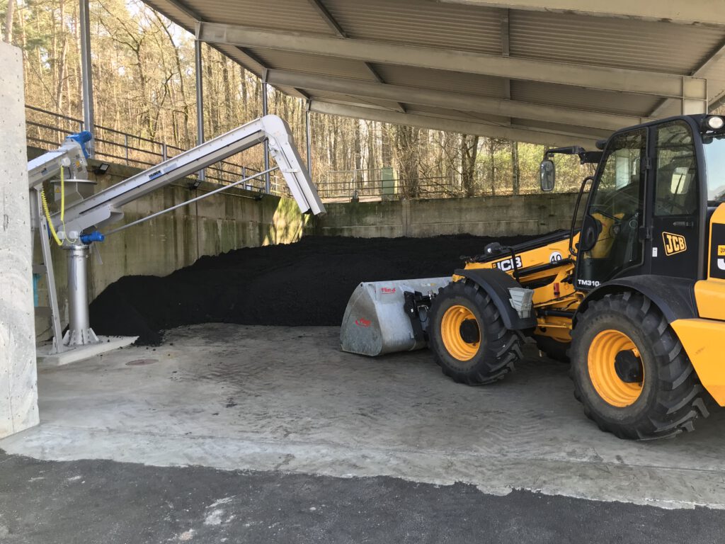 Schlammlager und Bagger